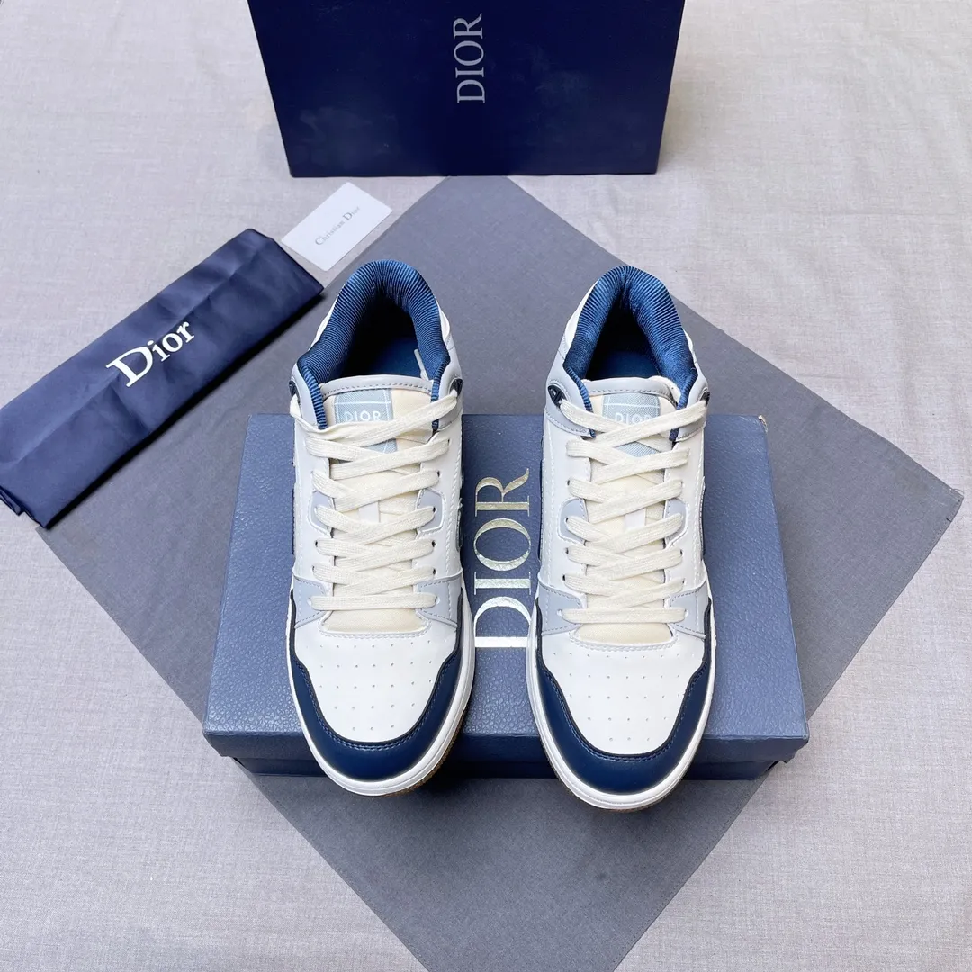 P420 Dior B57 low-top sneakers 2024 spring men's series new product launch [Celebrate][Celebrate][Celebrate], reinterpret the basketball shoe design and become Dior's classic item [strong][strong][strong], carefully crafted in black and cream white smooth cowhide, with beige suede, and the leather CD logo is displayed on the side Zhi, the tongue, sole and back side are decorated with various distinctive details to enhance the style[666][666], while the eyelet details, topstitching and rubber panels highlight the dynamic charm of its athletic style[strong][strong][strong]. It has a two-color rubber sole, which can be matched with various clothing to create a refined look. Size: 38 to 45 No. 067